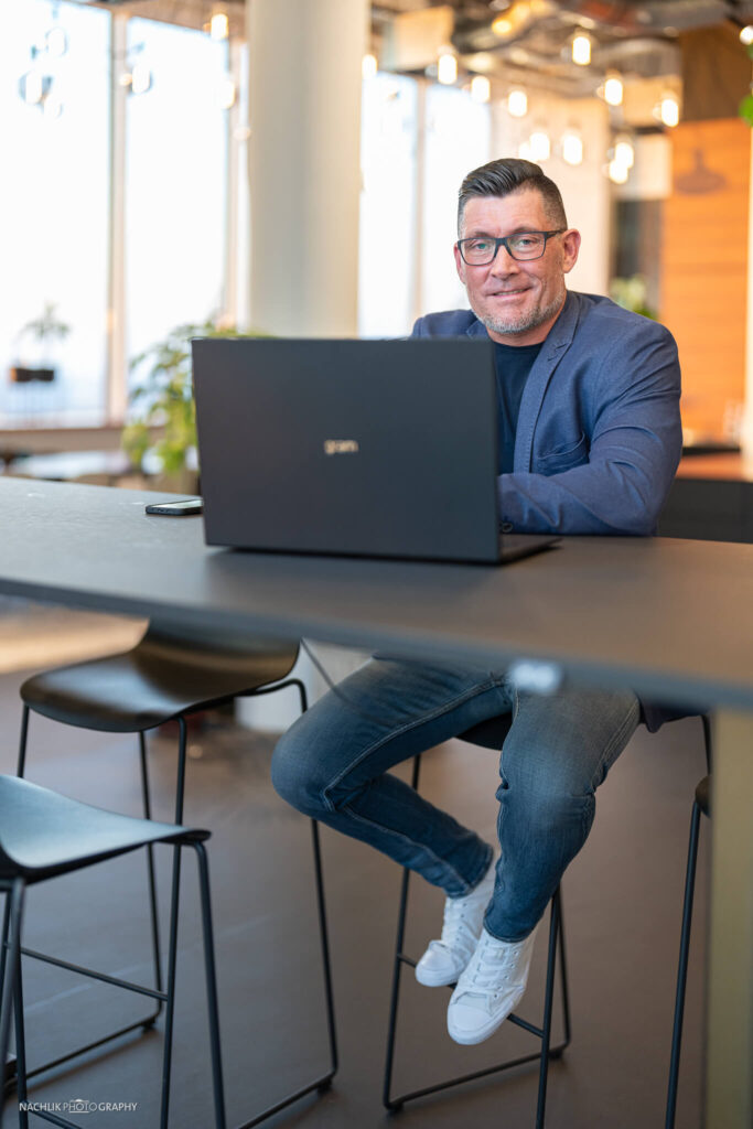 Für Bewerber Stefan Bohm führt bewerbungsgespräch am laptop
