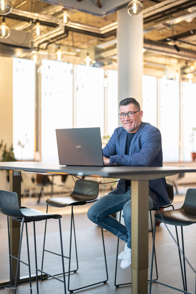 Für Unternehmen: Stefan Bohn berät Unternehmen am Laptop virtuell