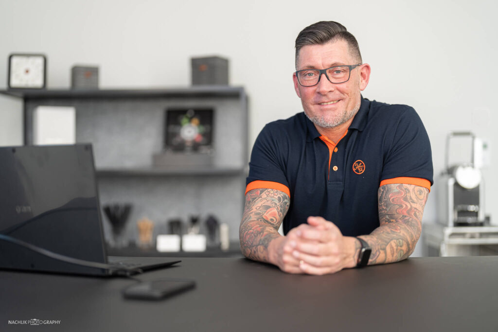 für Bewerber stefan bohn sitzt am tisch