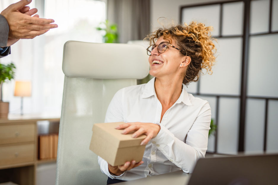 Begrüßung Geschenke für Mitarbeiter auf dem Tisch