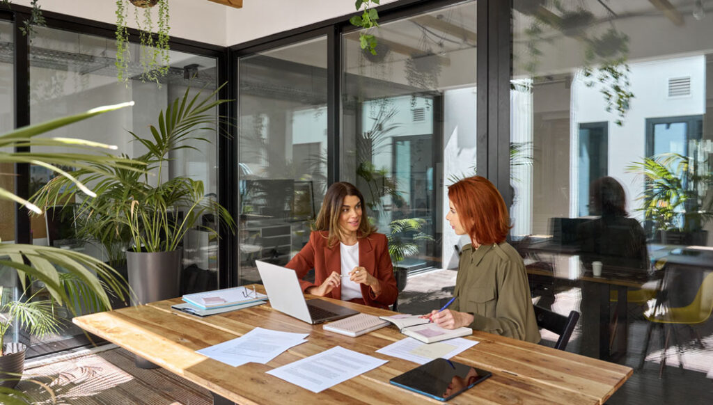 Onboarding besprechen zwei Kolleginnen