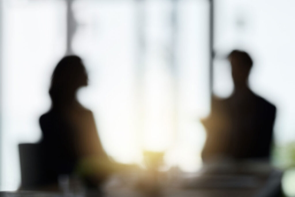 kurzfristiges Personalgespräch- Zwei Personen im Gespräch