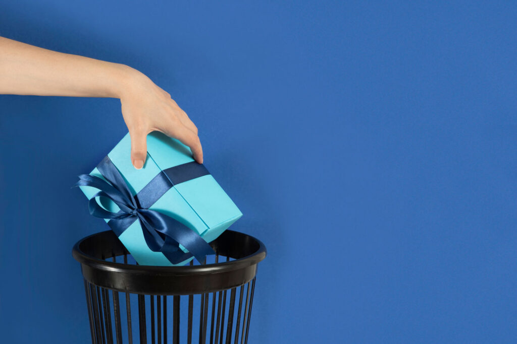 Geschenk wird weggeworfen
